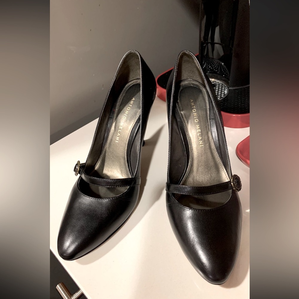 Antonio Melani glove fit  leather heels leather sole